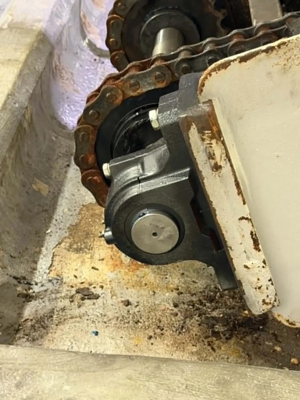 Bearing block replaced on a chain drive
