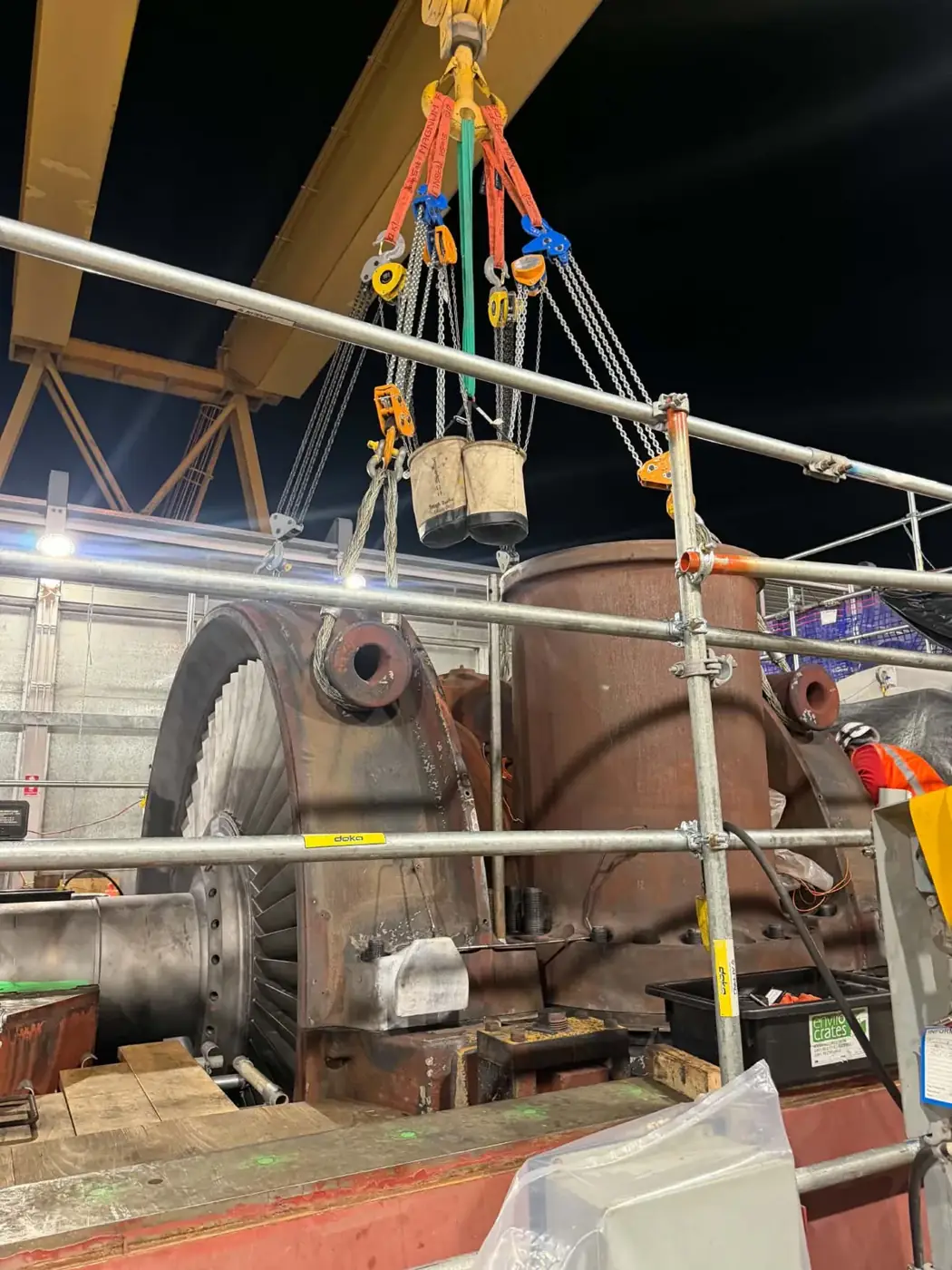 Rigging a turbine casing lift on shutdown